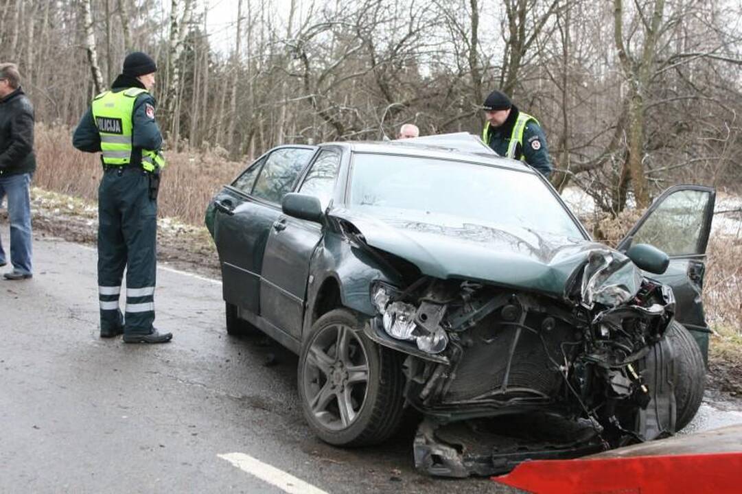 Vilniuje į medžius atsitrenkė „Lexus“, ligoninėje trys žmonės