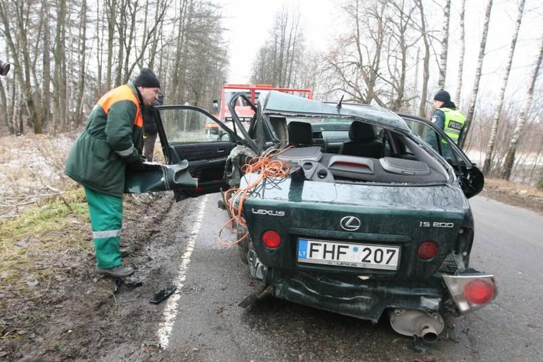 Vilniuje į medžius atsitrenkė „Lexus“, ligoninėje trys žmonės