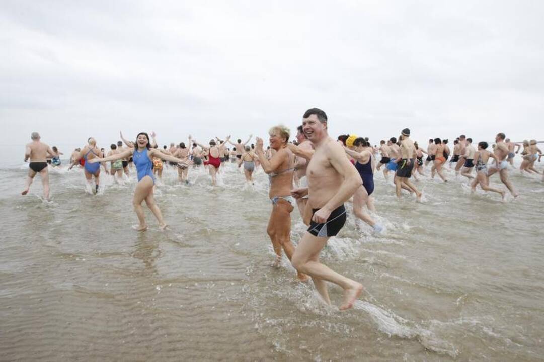 Ruonių maudynėse Palangoje – ir veteranai, ir naujokai