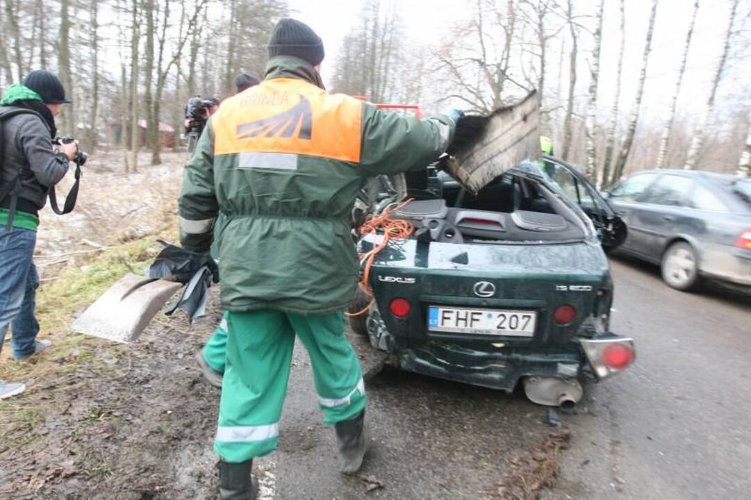 Vilniuje į medžius atsitrenkė „Lexus“, ligoninėje trys žmonės
