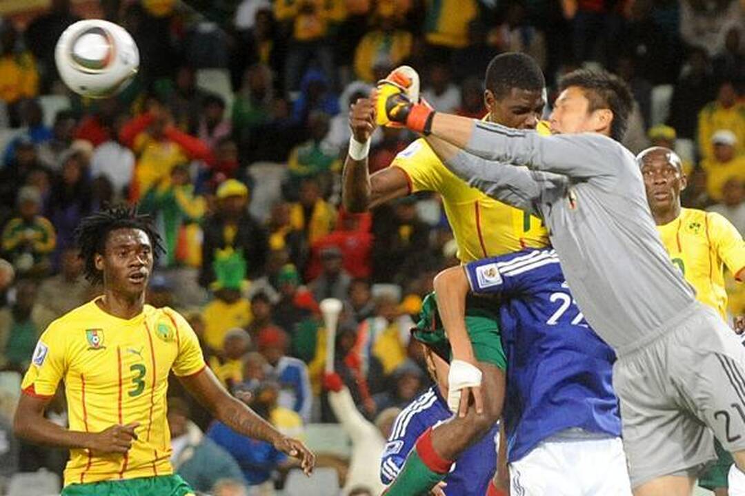 E grupė: japonų spyris Kamerūno futbolininkams 