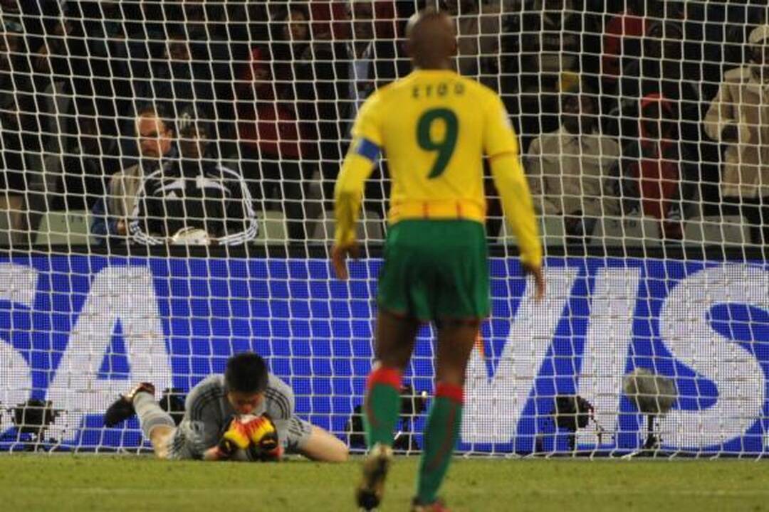 E grupė: japonų spyris Kamerūno futbolininkams 
