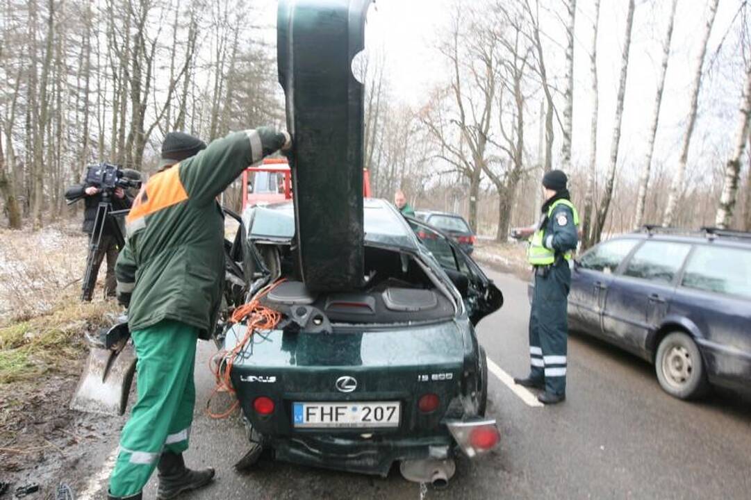 Vilniuje į medžius atsitrenkė „Lexus“, ligoninėje trys žmonės