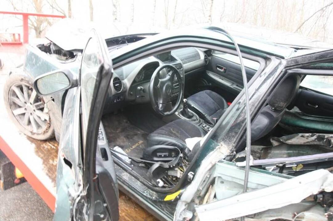 Vilniuje į medžius atsitrenkė „Lexus“, ligoninėje trys žmonės