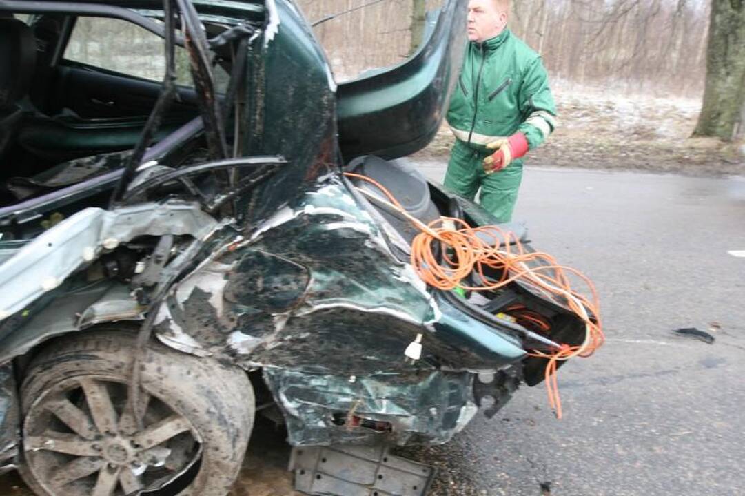 Vilniuje į medžius atsitrenkė „Lexus“, ligoninėje trys žmonės