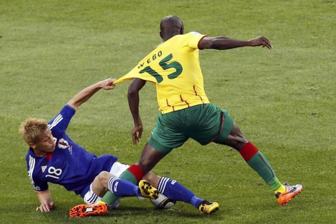 E grupė: japonų spyris Kamerūno futbolininkams 