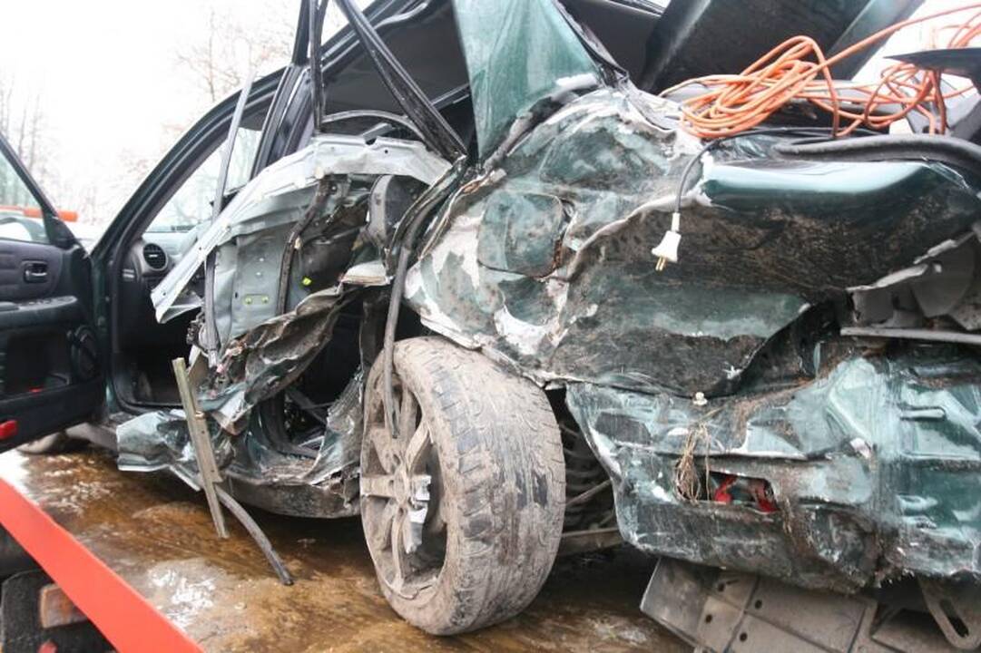 Vilniuje į medžius atsitrenkė „Lexus“, ligoninėje trys žmonės