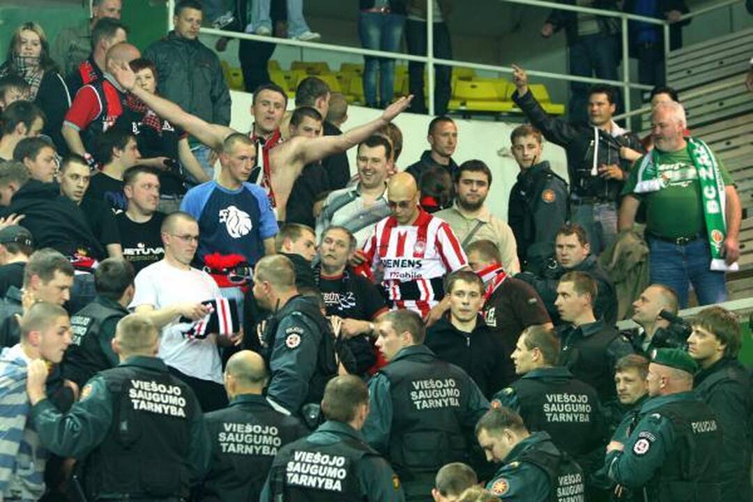 Sporto halėje - fanų susirėmimai 