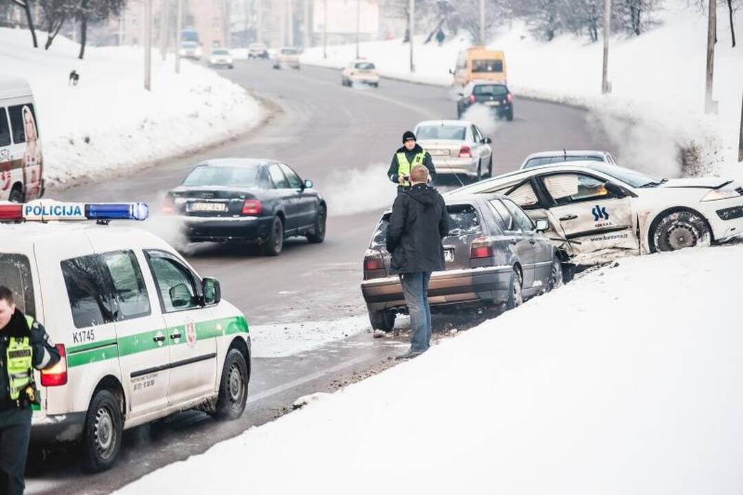Avarija R. Kalantos gatvėje: vairuotojai išvežti į ligoninę