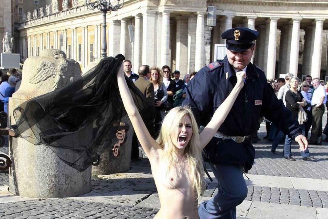 FEMEN aktyvistės protestavo Šv.Petro aikštėje Vatikane