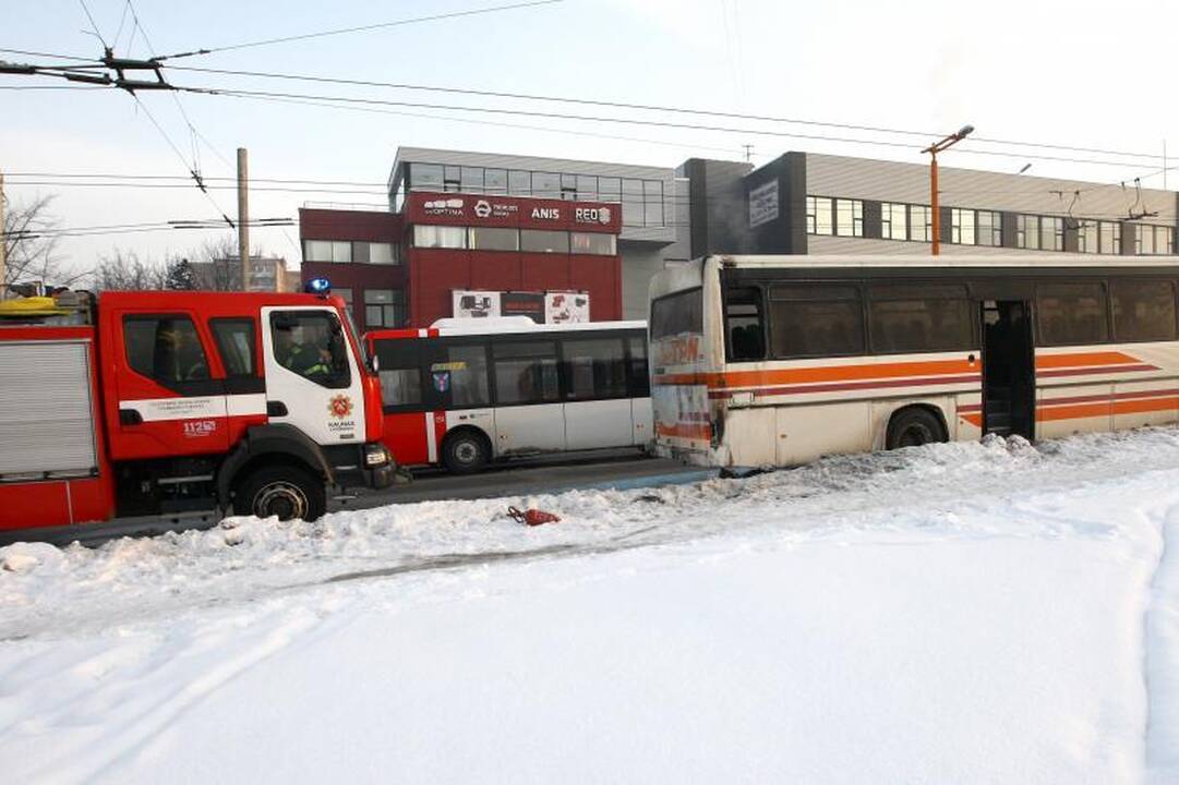 Prie P. Vileišio tilto užsidegė autobusas 