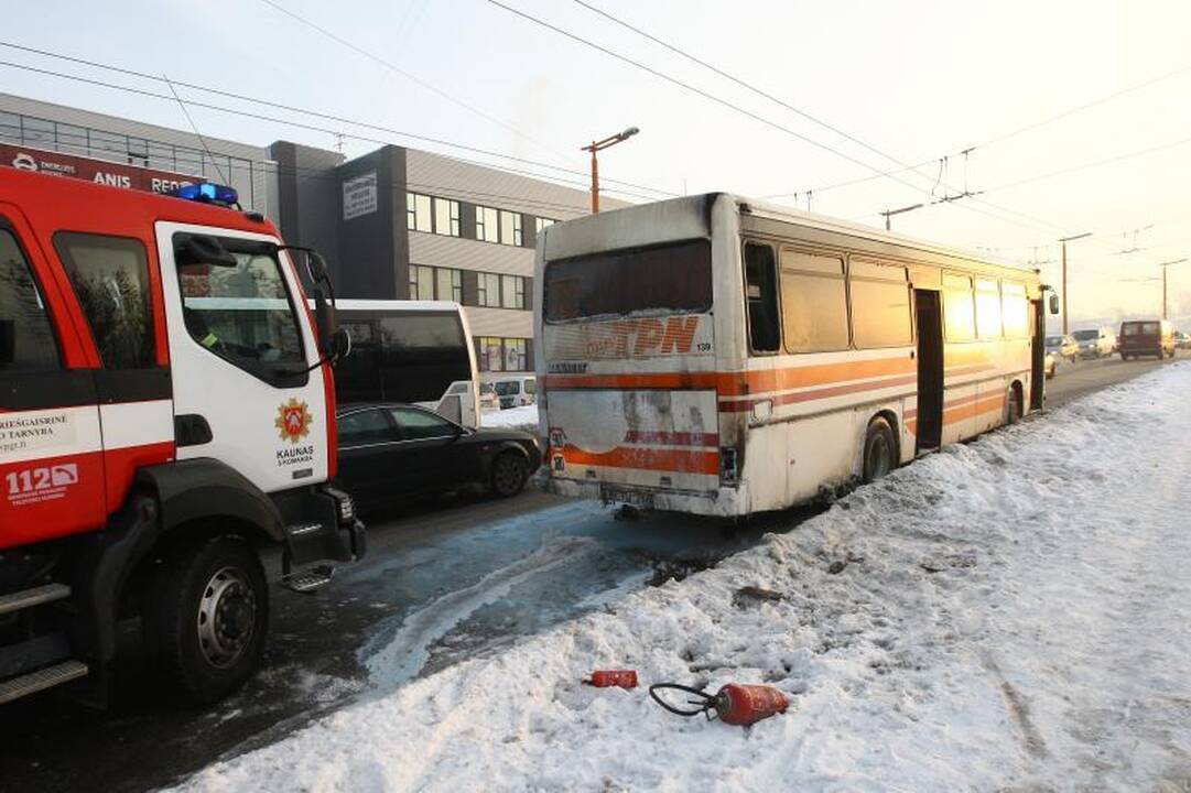 Prie P. Vileišio tilto užsidegė autobusas 