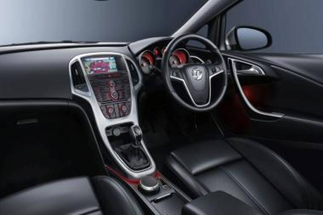 Pasirodė atnaujinto „Opel Astra“ salono nuotraukos
