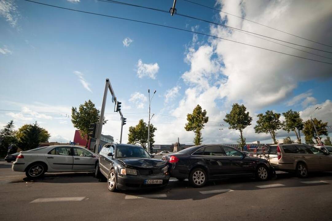 Piko metu Savanorių prospekte susidūrė keturi automobiliai