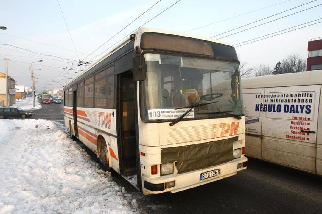 Prie P. Vileišio tilto užsidegė autobusas 
