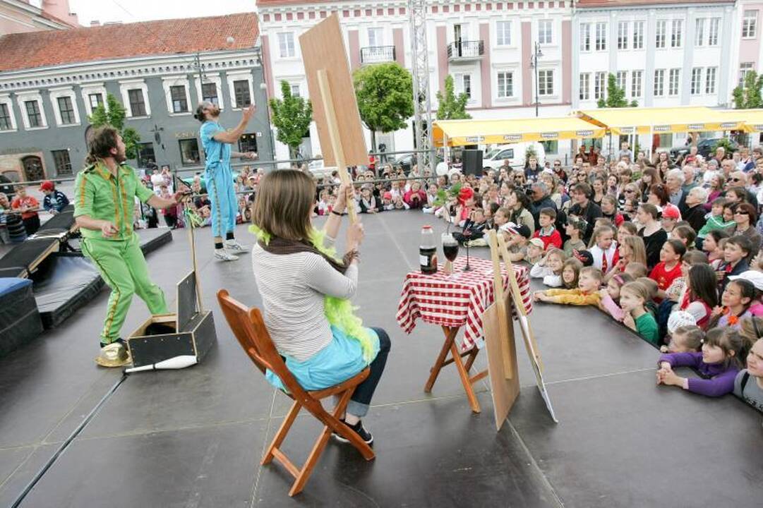 Rotušės aikštėje - švedų akrobatų šou   