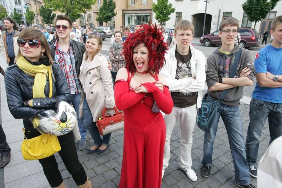 Rotušės aikštėje - švedų akrobatų šou   