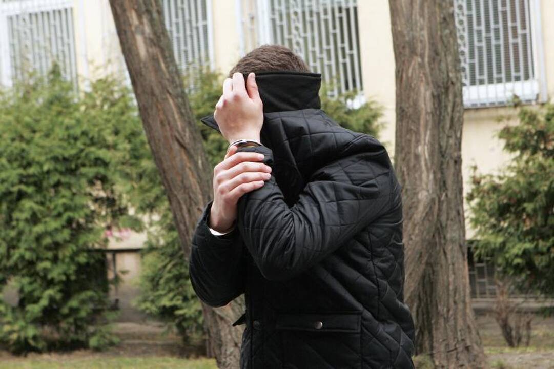 Teismas leido suimti dar tris įtariamus buto padegėjus