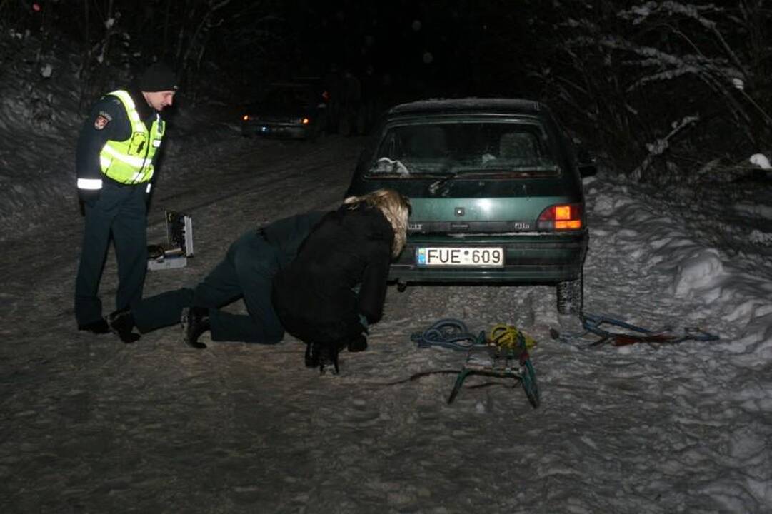 Važiuodamas automobilio tempiamomis rogėmis žuvo vaikinas