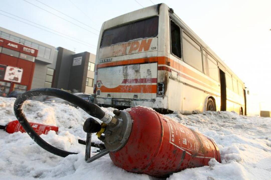 Prie P. Vileišio tilto užsidegė autobusas 