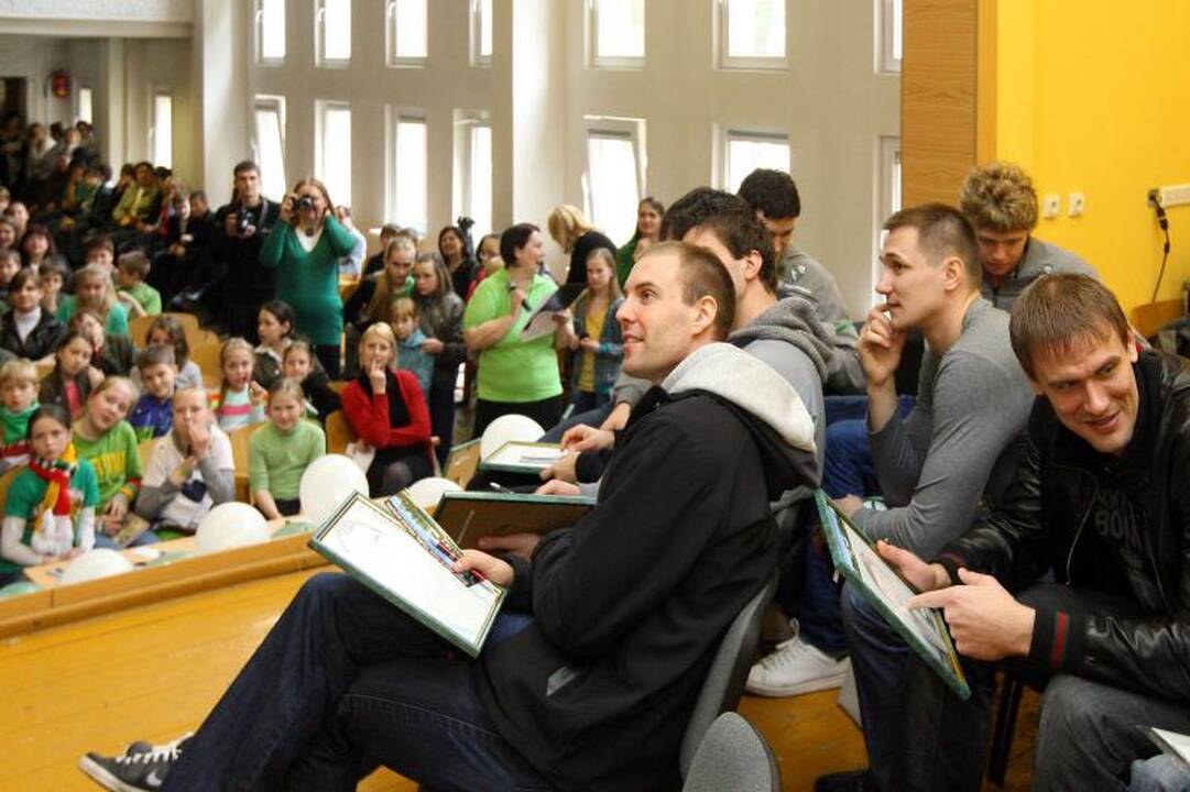 Žalgiriečiams – moksleivių dovanos ir šmaikštūs klausimai