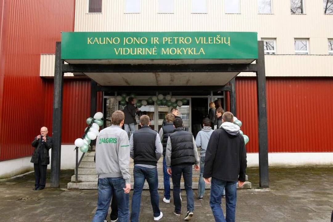 Žalgiriečiams – moksleivių dovanos ir šmaikštūs klausimai