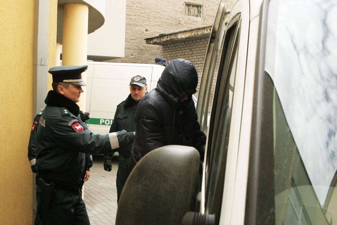 Teismas leido suimti dar tris įtariamus buto padegėjus