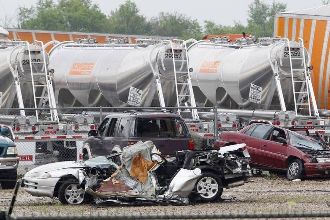 Teksase siautėję tornadai svaidė vilkikus ir plėšė namų stogus