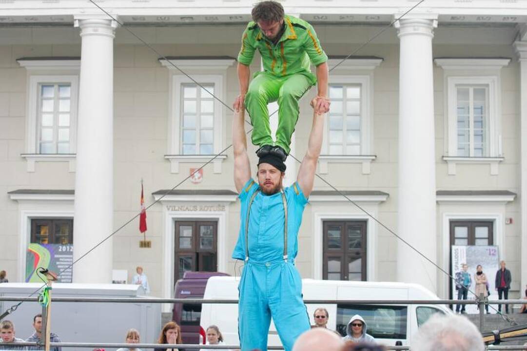 Rotušės aikštėje - švedų akrobatų šou   