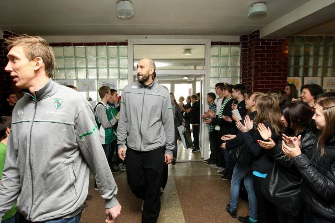 Žalgiriečiams – moksleivių dovanos ir šmaikštūs klausimai