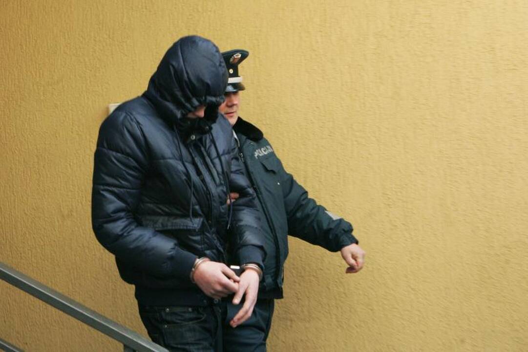Teismas leido suimti dar tris įtariamus buto padegėjus