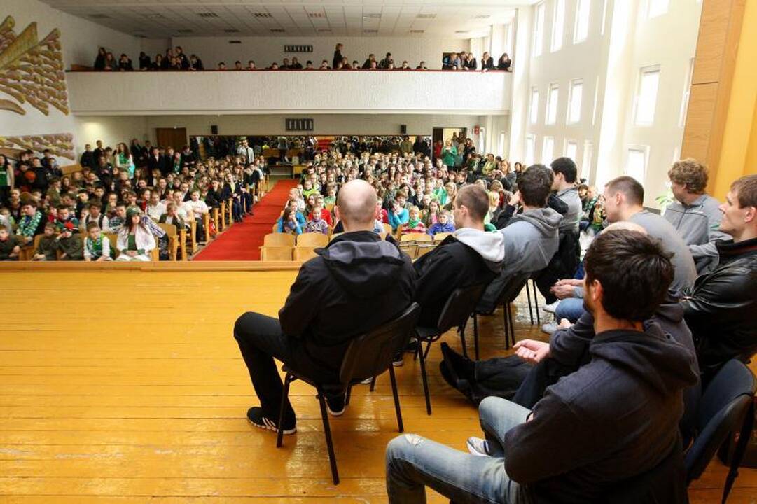 Žalgiriečiams – moksleivių dovanos ir šmaikštūs klausimai