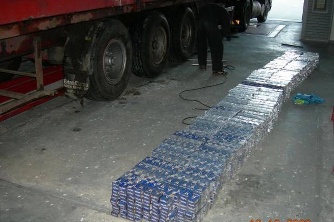 Rūkalai slėpti mašinos ratuose 