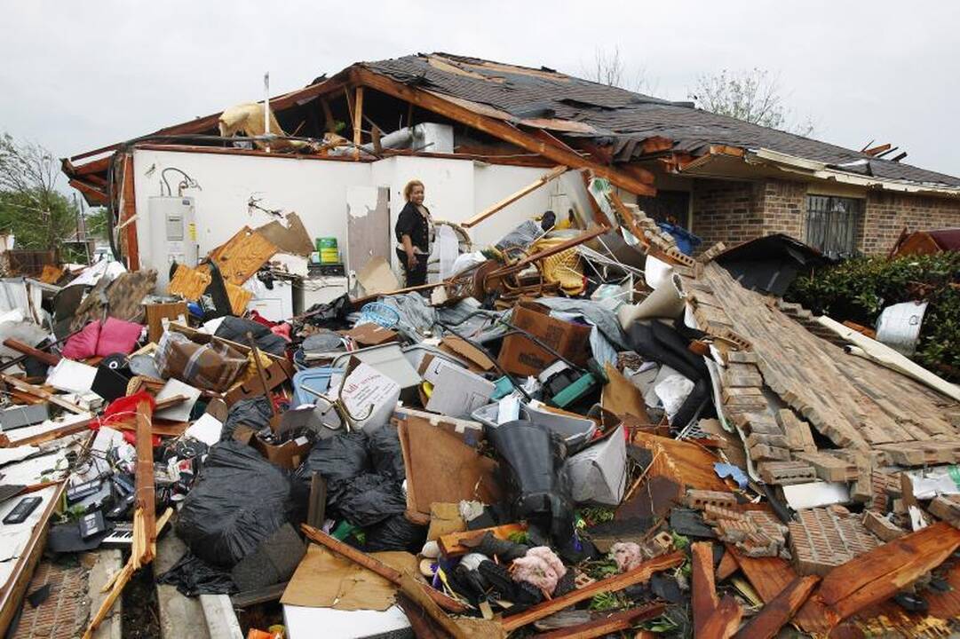 Teksase siautėję tornadai svaidė vilkikus ir plėšė namų stogus