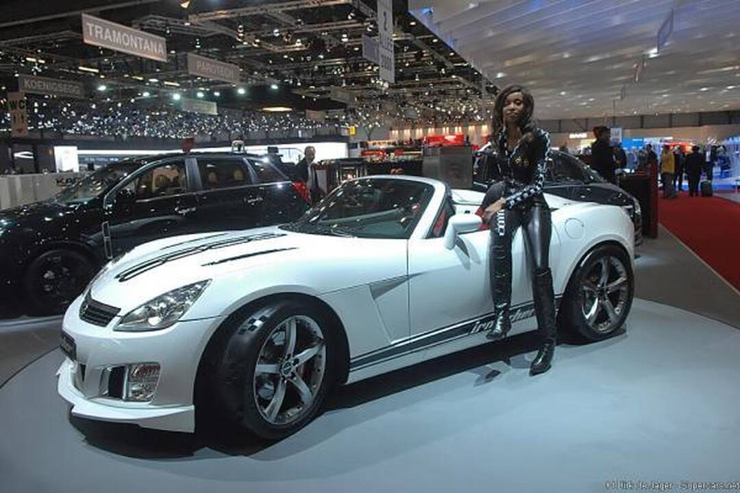 Superautomobilis ir graži moteris: kuris derinys gražiausias?