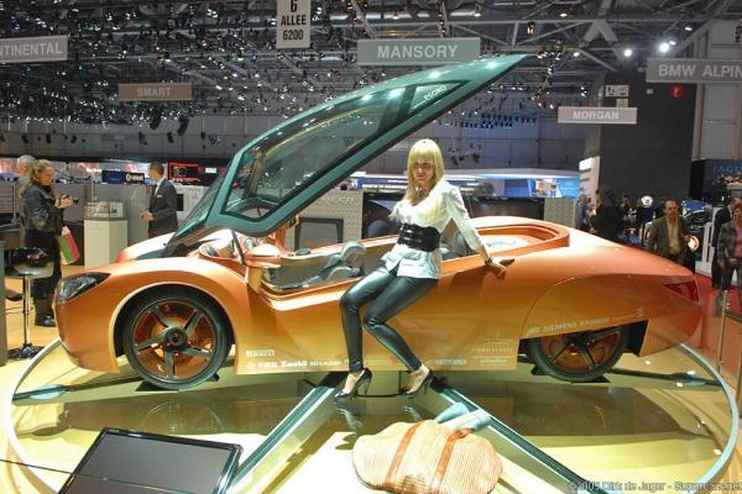 Superautomobilis ir graži moteris: kuris derinys gražiausias?