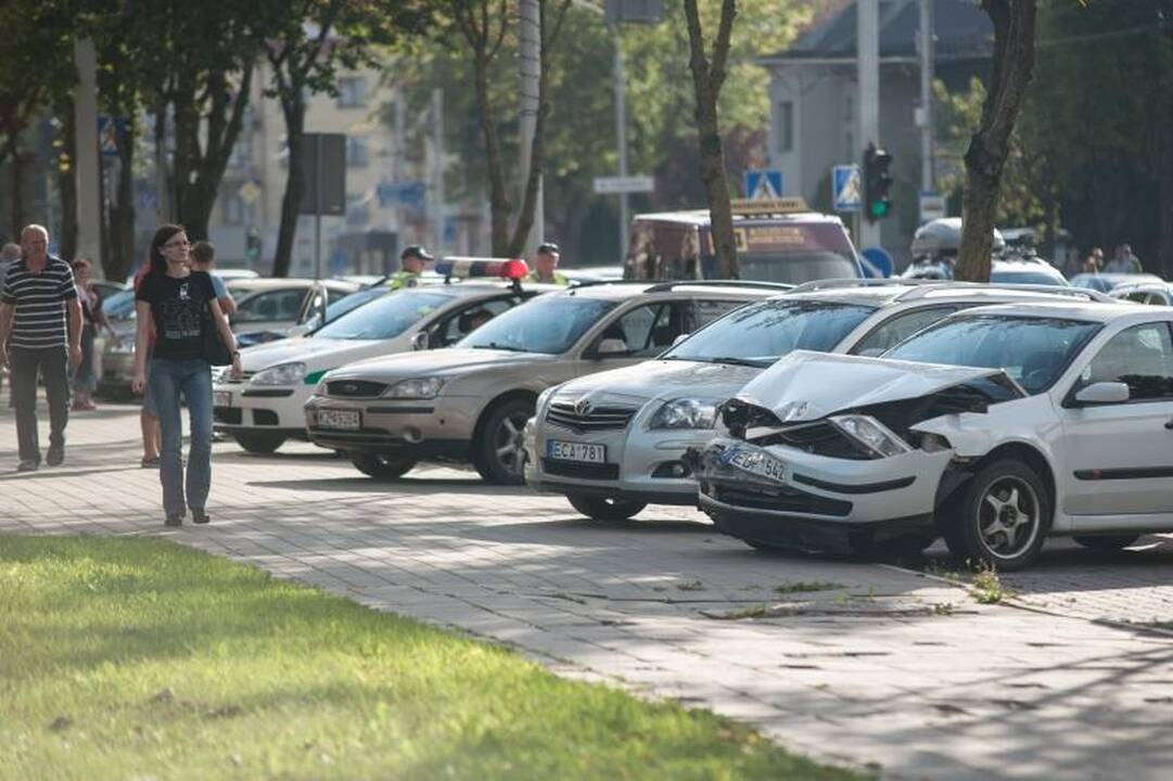 Piko metu Savanorių prospekte susidūrė keturi automobiliai