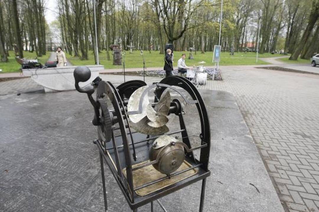 Per Skulptūrų parką riedėjo akmenys