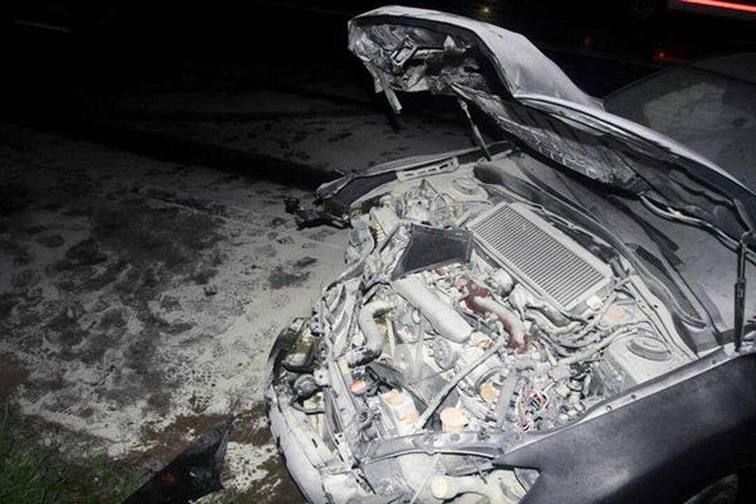 Vilniuje „Subaru“ nulaužė stulpą ir užsidegė