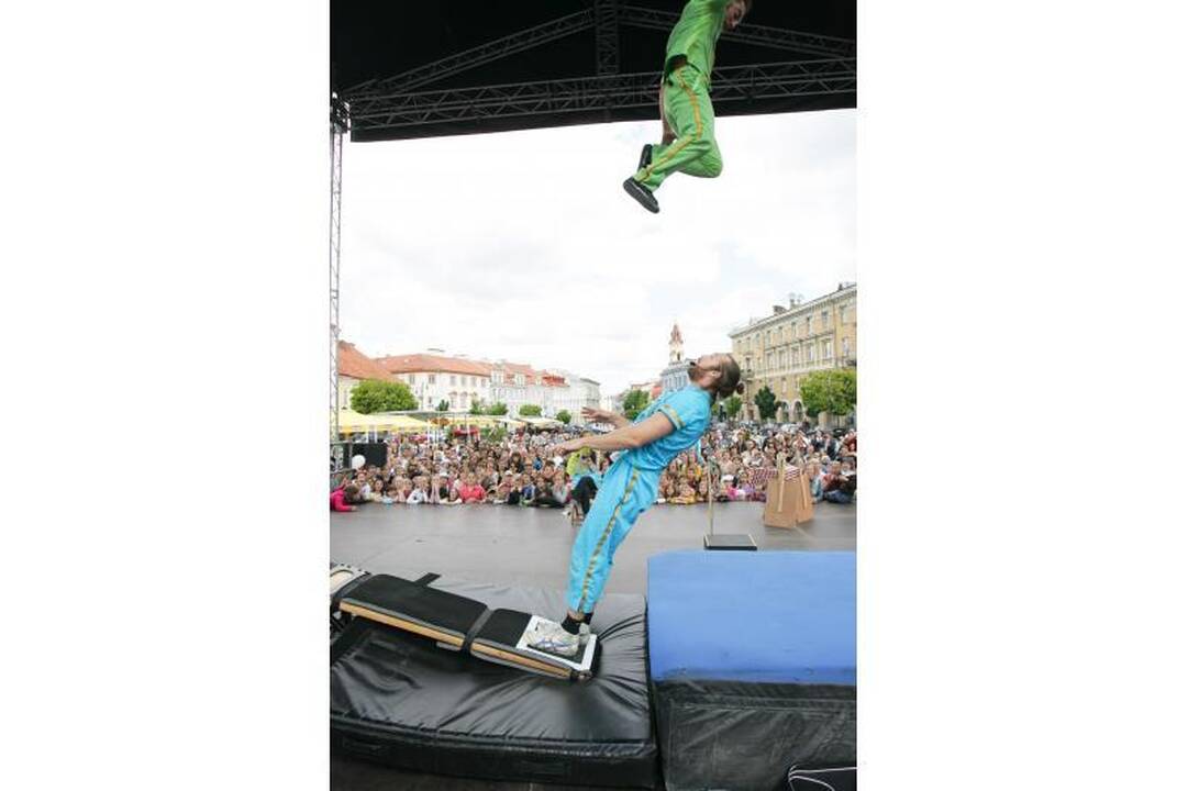 Rotušės aikštėje - švedų akrobatų šou   