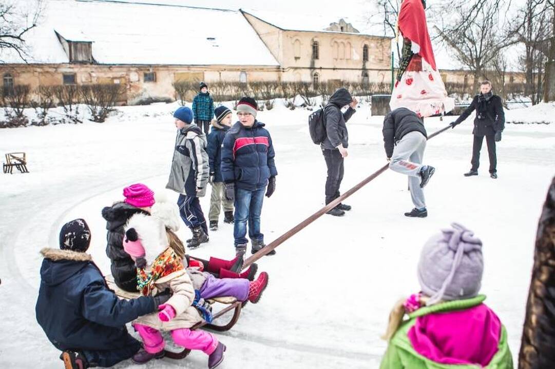 Onų    blynai – iš  gyvačių kiaušinių   