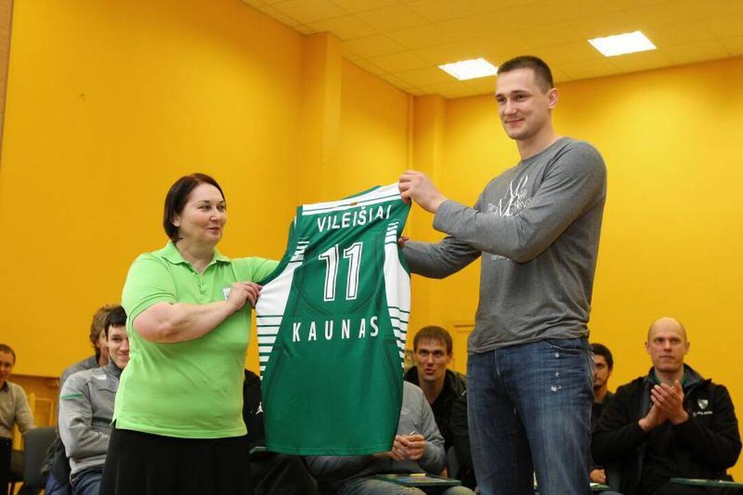Žalgiriečiams – moksleivių dovanos ir šmaikštūs klausimai