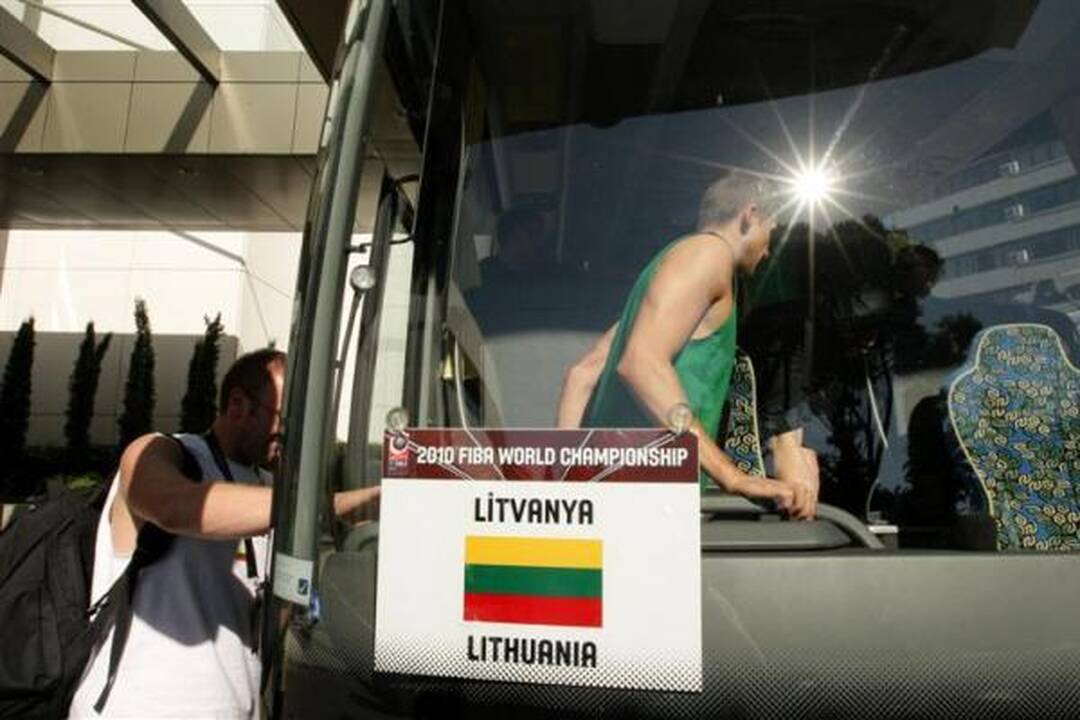 Saulės svilinamas Izmiras rinktinę sutiko svetingai (papildyta)