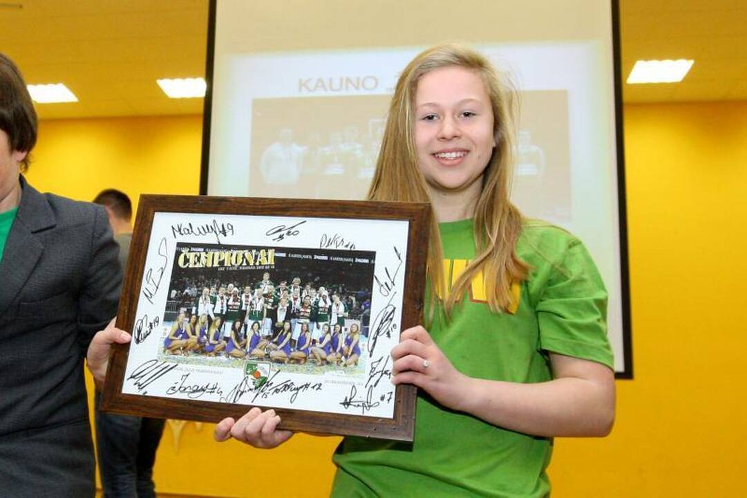 Žalgiriečiams – moksleivių dovanos ir šmaikštūs klausimai