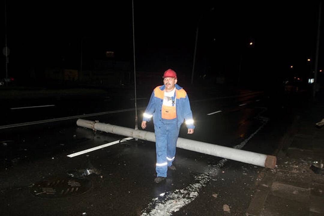 Vilniuje „Subaru“ nulaužė stulpą ir užsidegė