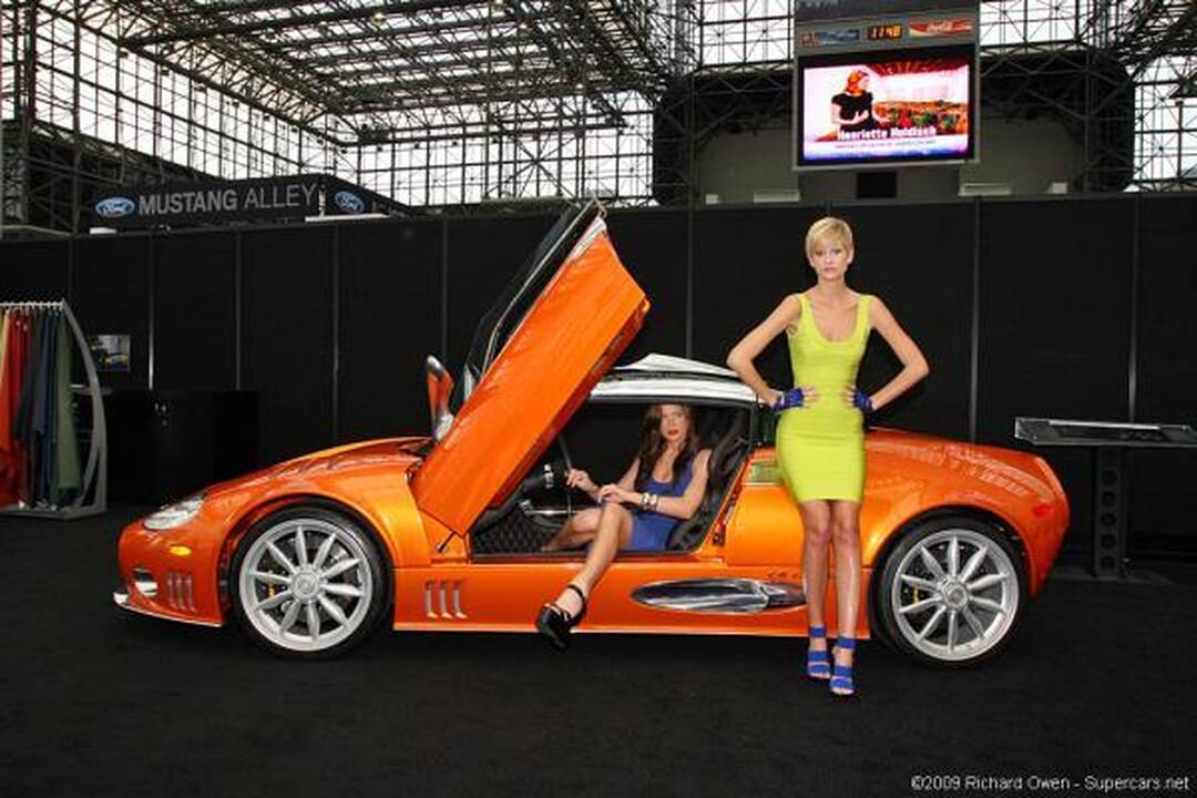 Superautomobilis ir graži moteris: kuris derinys gražiausias?