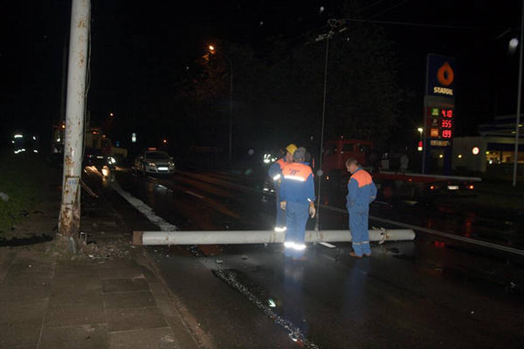 Vilniuje „Subaru“ nulaužė stulpą ir užsidegė