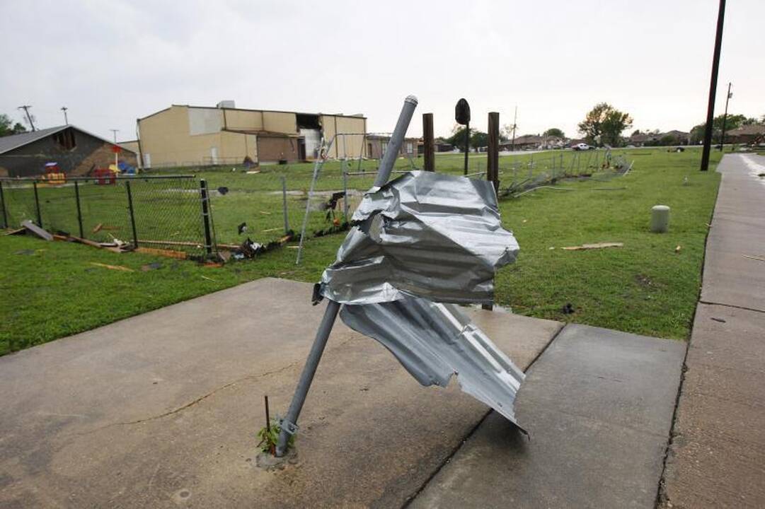Teksase siautėję tornadai svaidė vilkikus ir plėšė namų stogus