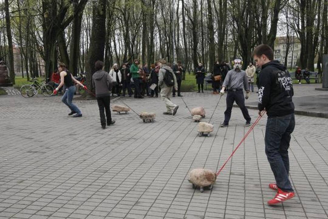 Per Skulptūrų parką riedėjo akmenys