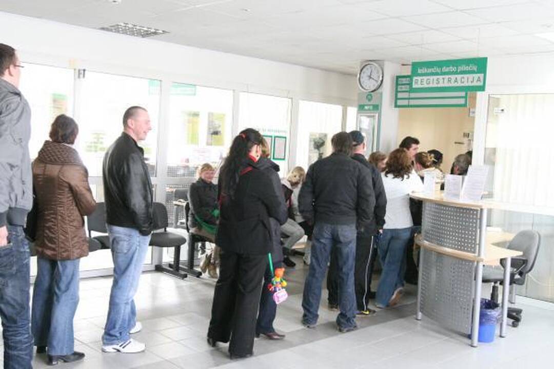 Darbo birža: užfiksuotas nedarbo rekordas. Eilės nemažėja
